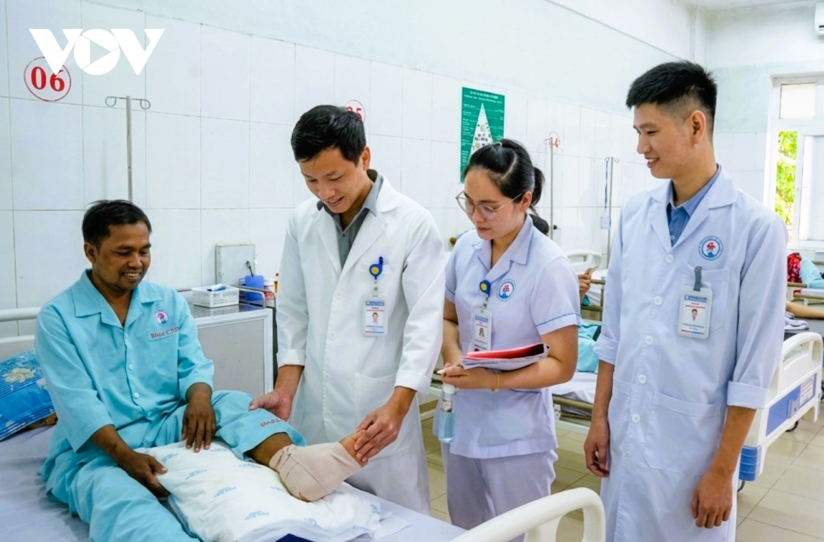 Nối thành công bàn chân đứt lìa do tai nạn lao động tại Quảng Trị